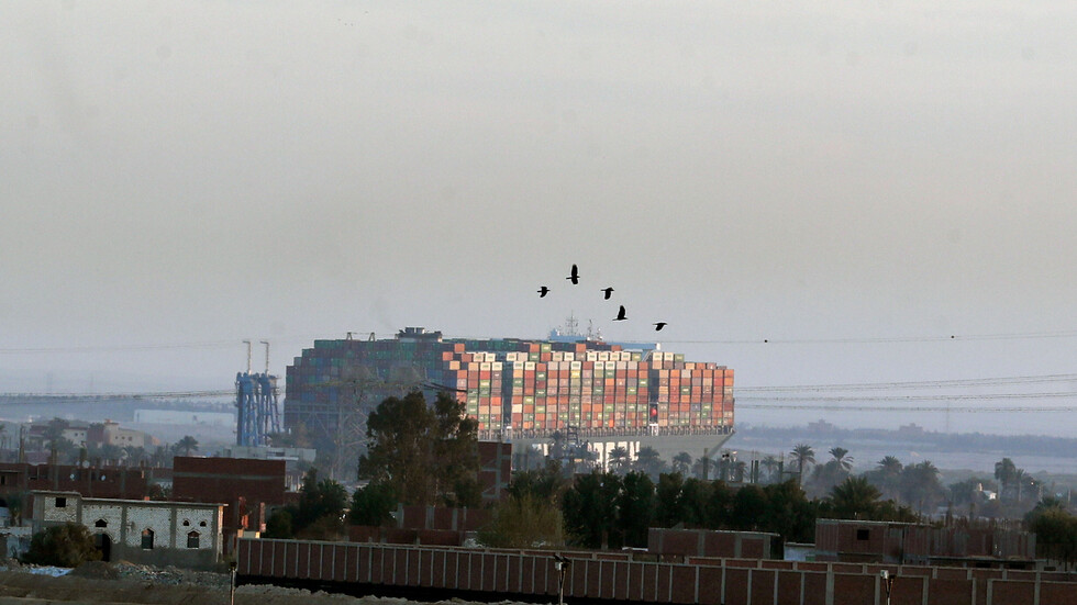 وزير النقل التركي: أنقرة مستعدة لتقديم المساعدة على خلفية حادثة جنوح سفينة في قناة السويس