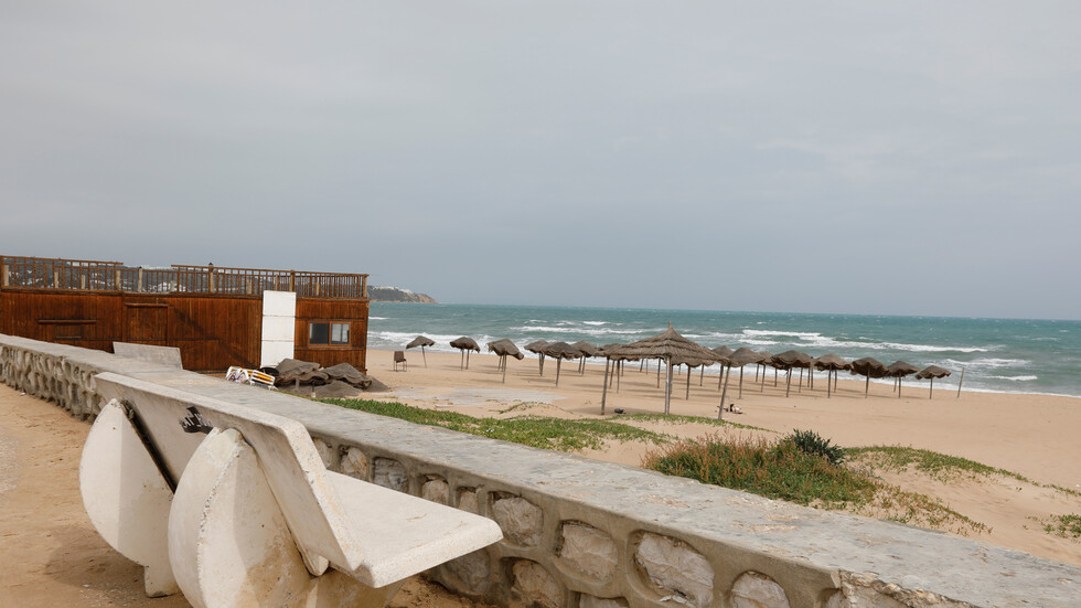 تونس.. قرار بهدم مطعم عشوائي على الشاطئ يكشف كنزا أثريا