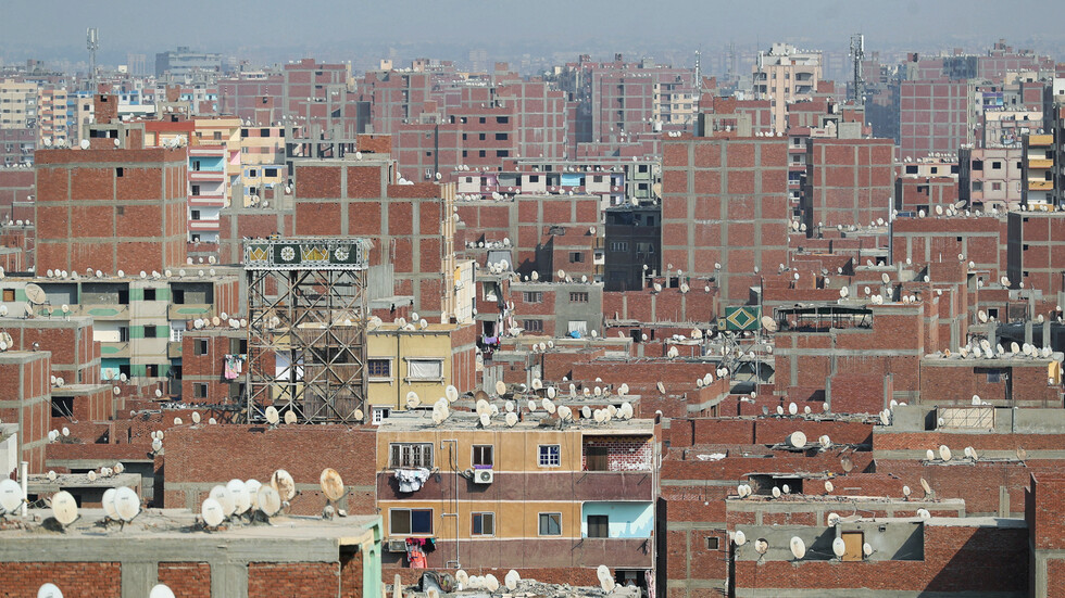 مصر.. العثور على أفراد أسرة كاملة أحياء تحت أنقاض العقار المنهار