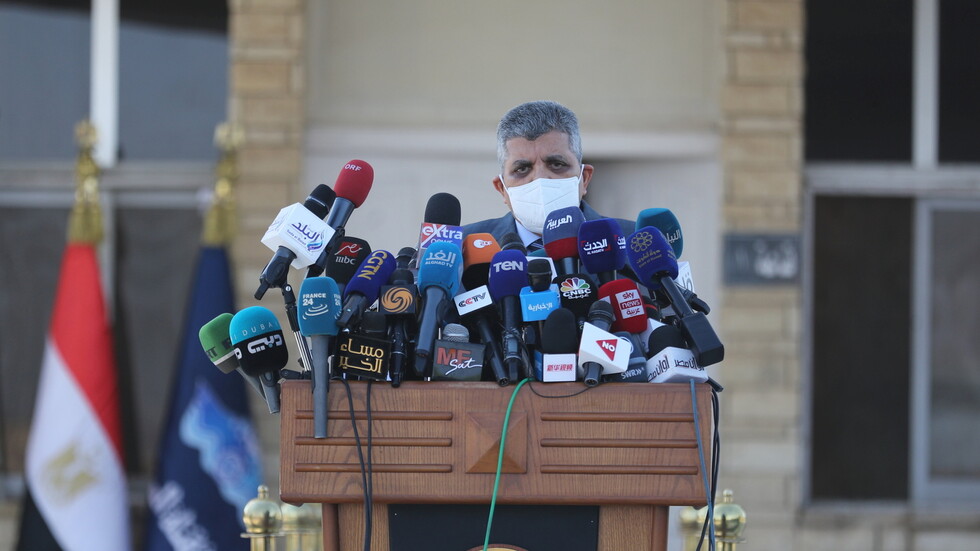 رئيس هيئة قناة السويس: 321 سفينة في وضع الانتظار منذ جنوح السفينة صباح الثلاثاء