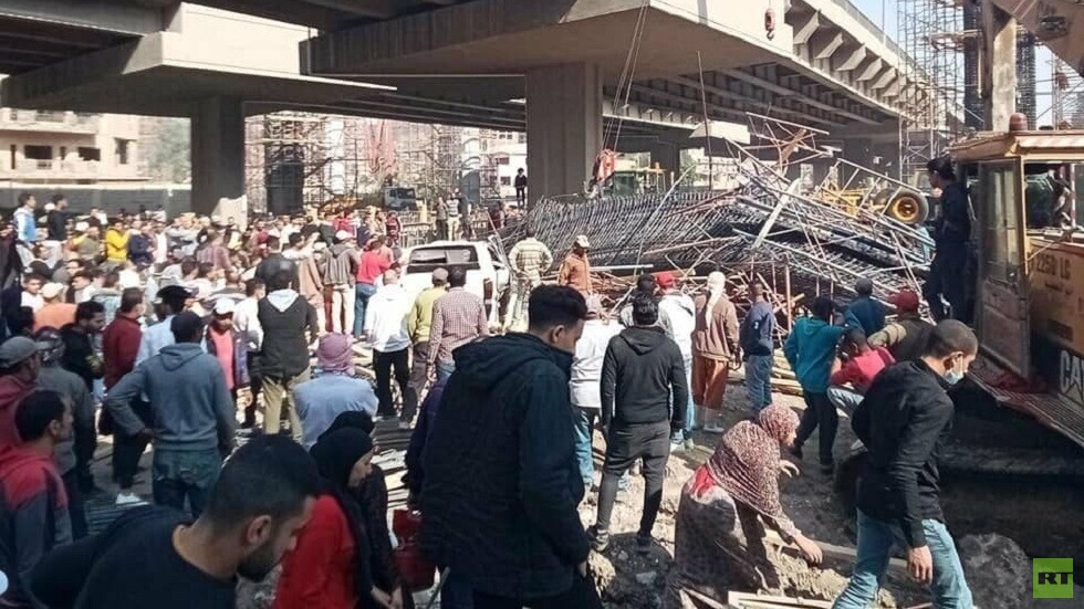 مصر.. توقف حركة المرور بطريق مركزي نتيجة سقوط دعامة جسر (صور + فيديو)