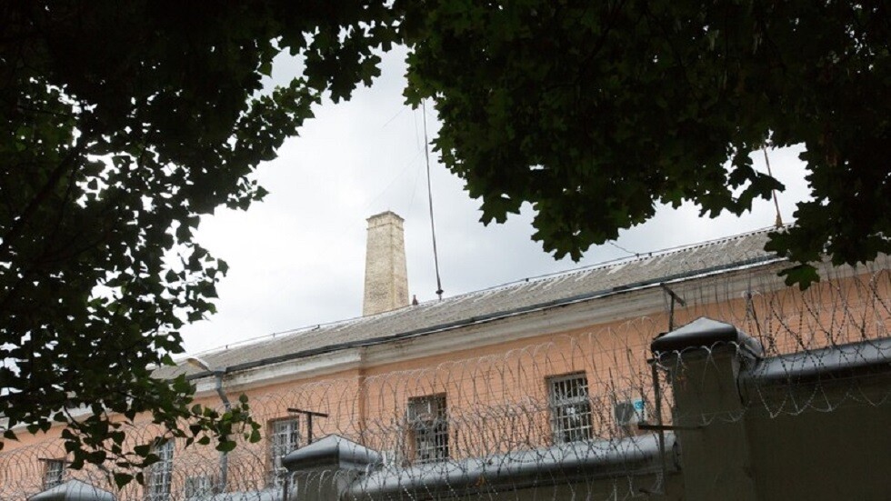 وزير أوكراني يرسم لوحة على جدار سجن معروض للبيع - فيديو