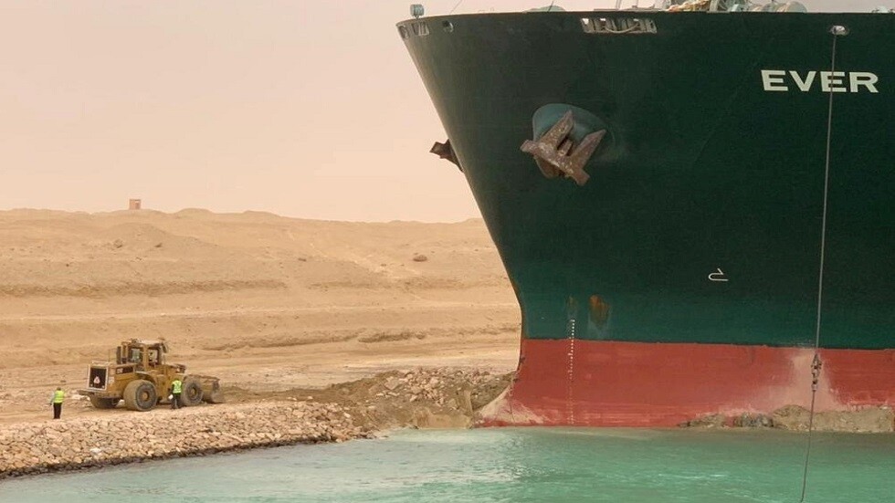 رئيس هيئة قناة السويس: تمكنا من تحرير دفة السفينة العالقة