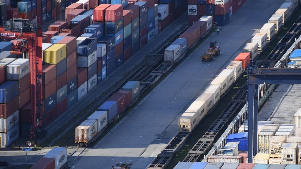 صحيفة: الصين زادت إلى الضعف عمليات الشحن بالسكك الحديدية عبر روسيا