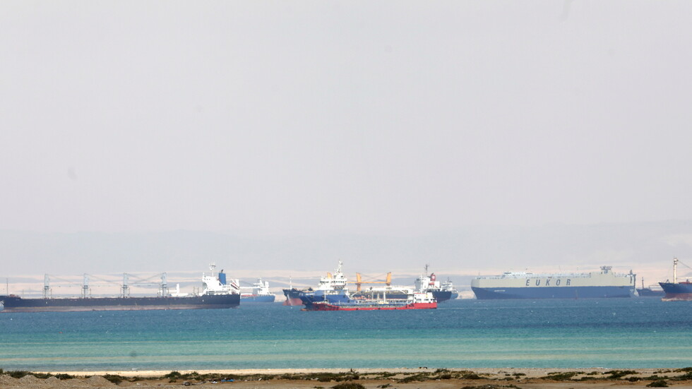 هيئة قناة السويس تكشف حجم الخسارة اليومية للقناة والإجراءات التي قد تتخذها حيال السفن العالقة