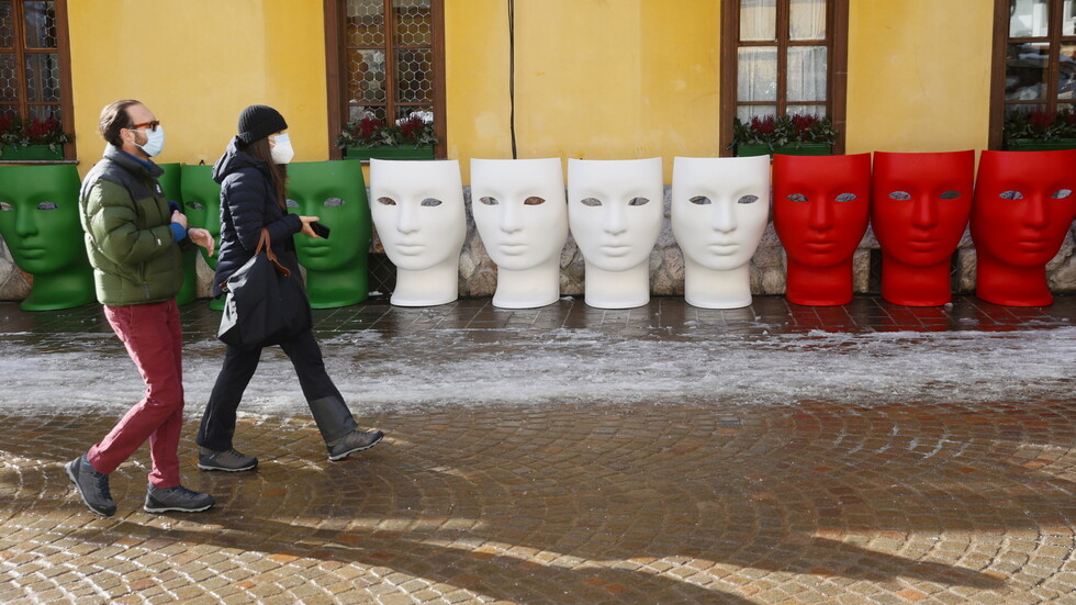 إيطاليا تسجل 297 وفاة ونحو 20 ألف إصابة جديدة بكورونا