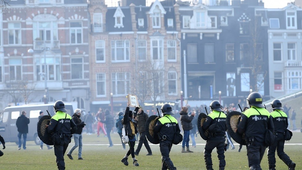 هولندا.. شرطة أمستردام تستخدم خراطيم المياه لتفريق المتظاهرين ضد قيود كورونا