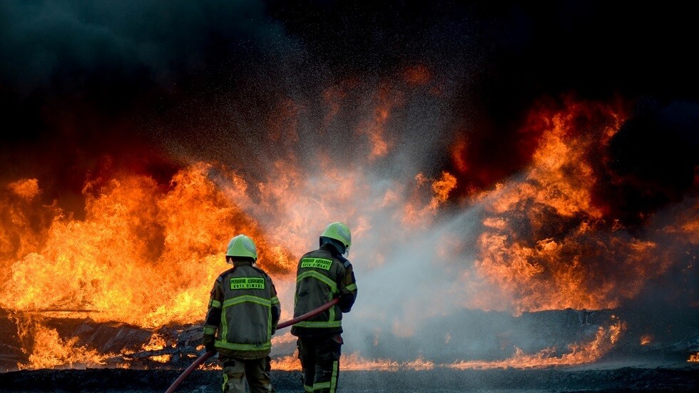 حريق ضخم في مصفاة بالونغان النفطية بإندونيسيا