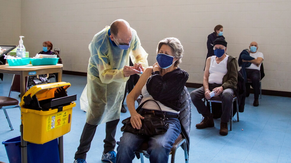 معمرة رومانية: لقاح كورونا السبيل الوحيد لإنهاء الجائحة