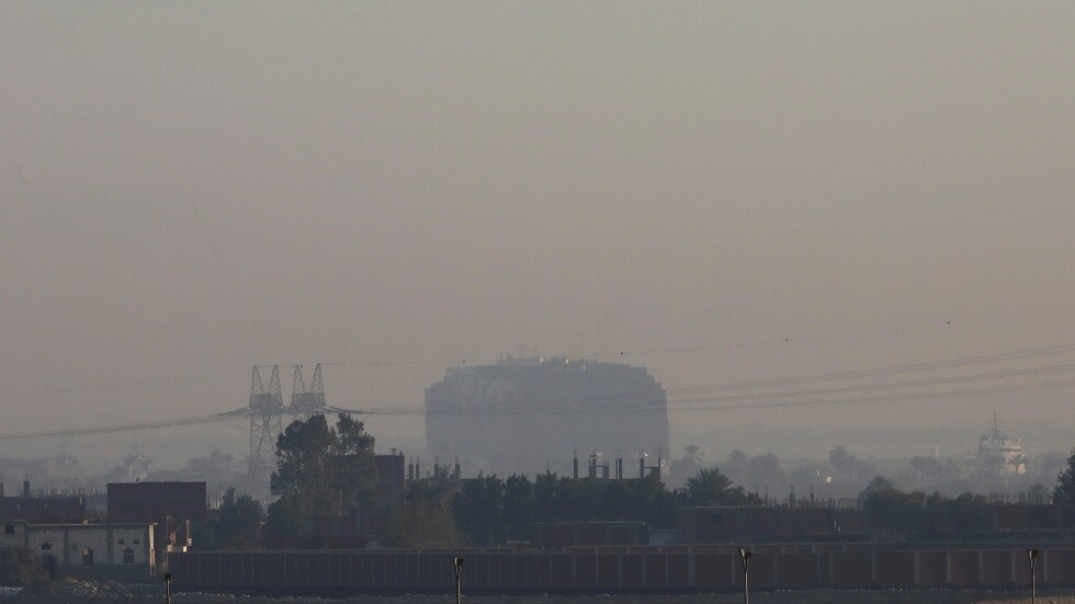 الإعلان عن تعويم السفينة الجانحة بقناة السويس