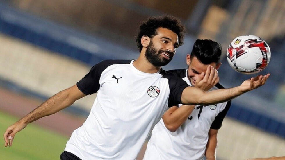 صلاح ينشر صورة طريفة له مع "تريزيغيه" في تدريبات منتخب مصر