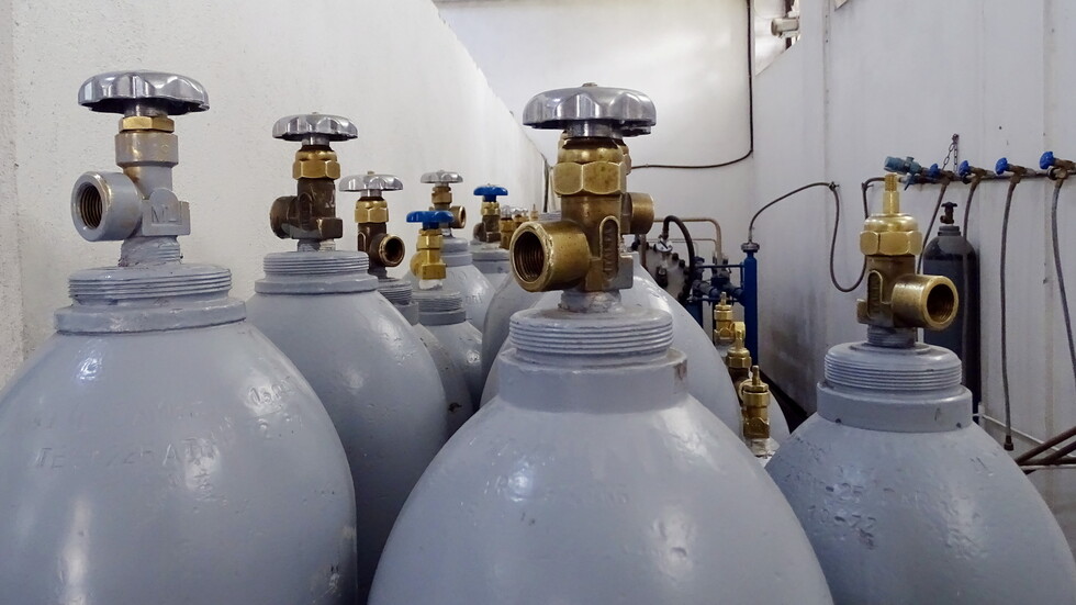 بعد استيراده من سوريا.. "سفينة أوكسجين" لبنانية تصل إلى مرفأ طرابلس