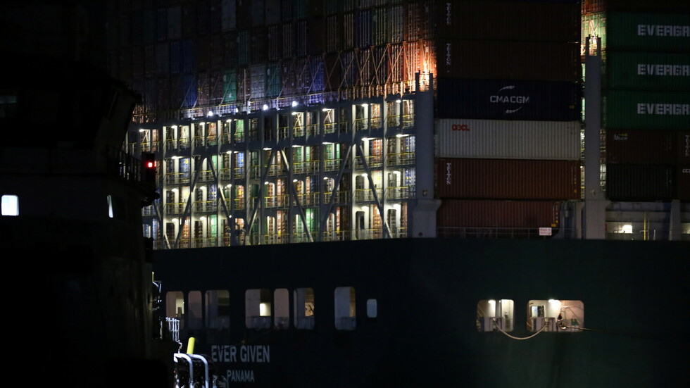 السفينة العالقة في قناة السويس تعدل وضعها رغم أنباء عودتها إلى الوضع السابق