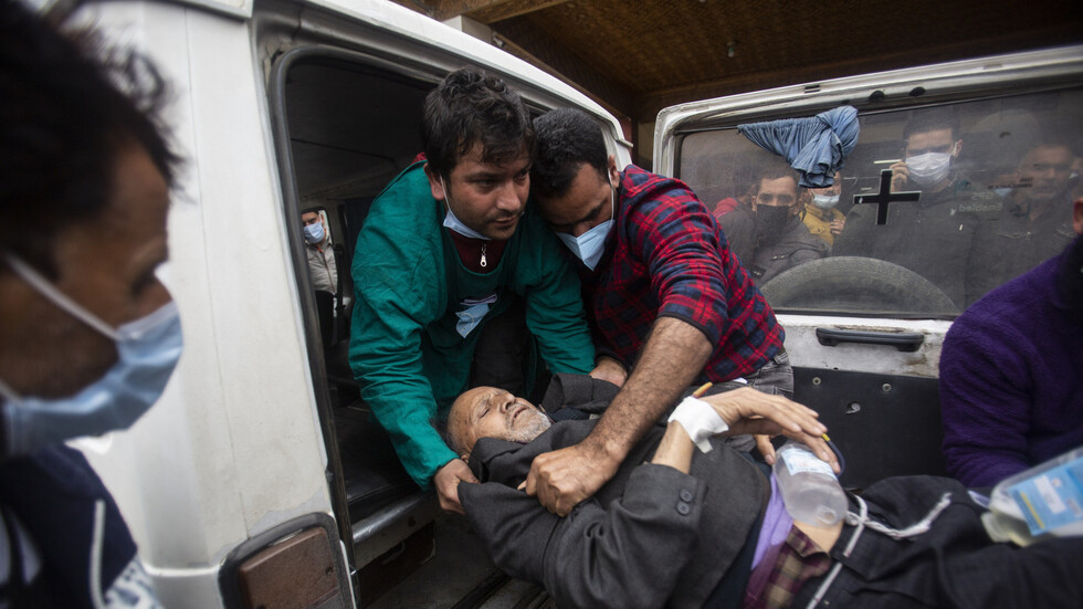 مسلحون يقتلون مسؤولا منتخبا وشرطيا في هجوم بكشمير