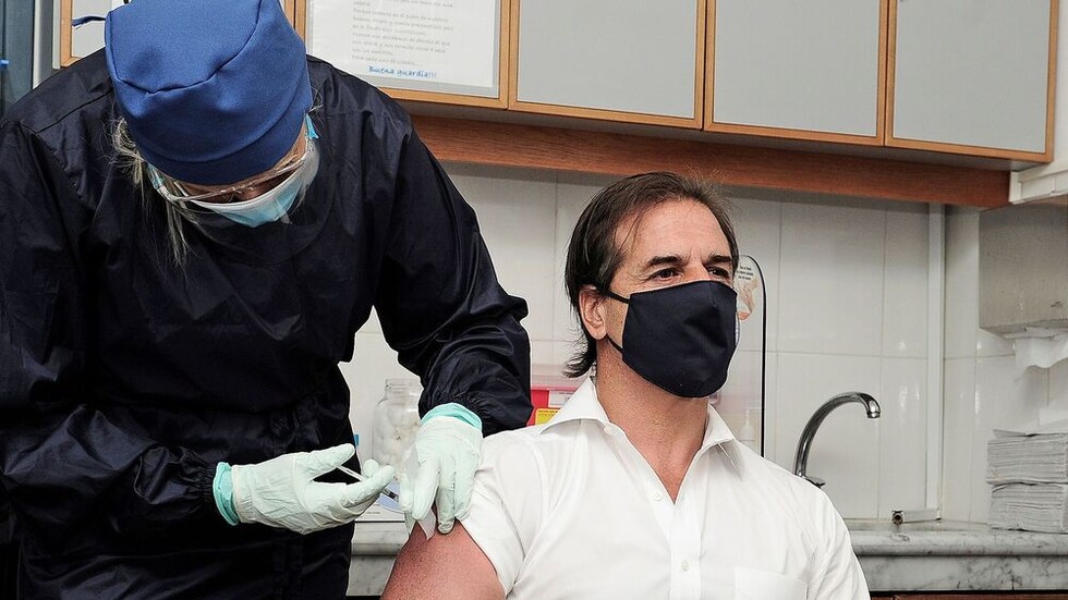 رئيس الأوروغواي يتلقى لقاح كورونا