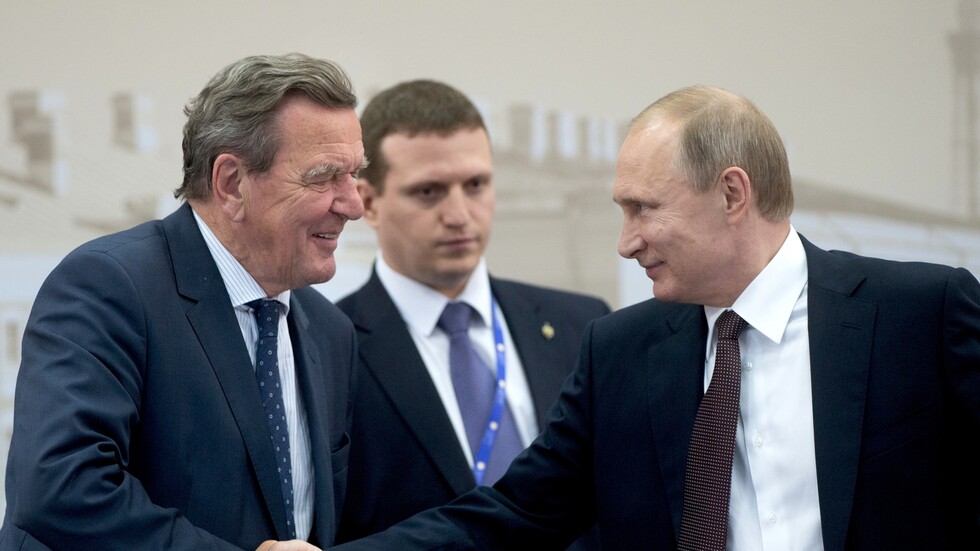 بيسكوف: لم يقم بوتين علاقة مع أي زعيم بمستوى علاقته مع برلوسكوني وشرودر