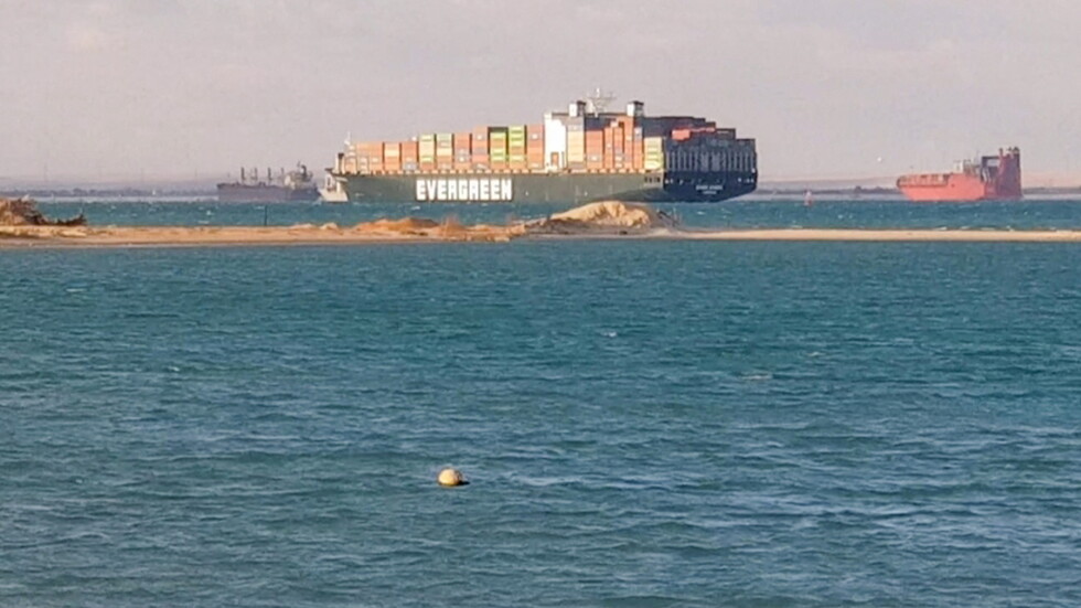 مصر.. أكثر من 100 سفينة عبرت قناة السويس بعد استئناف الملاحة