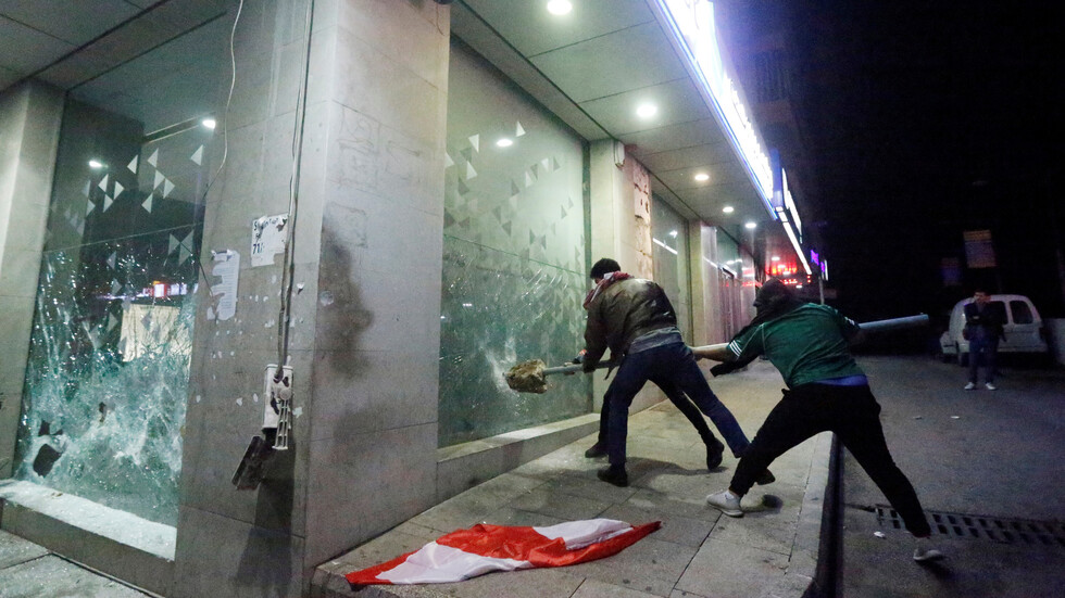 لبنان.. أهالي الطلاب المغتربين يحاولون اقتحام مصرف (فيديو)