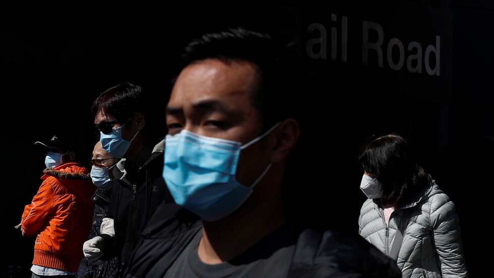 سنغافورة.. سجن رجل سعل على ضابط شرطة عمدا