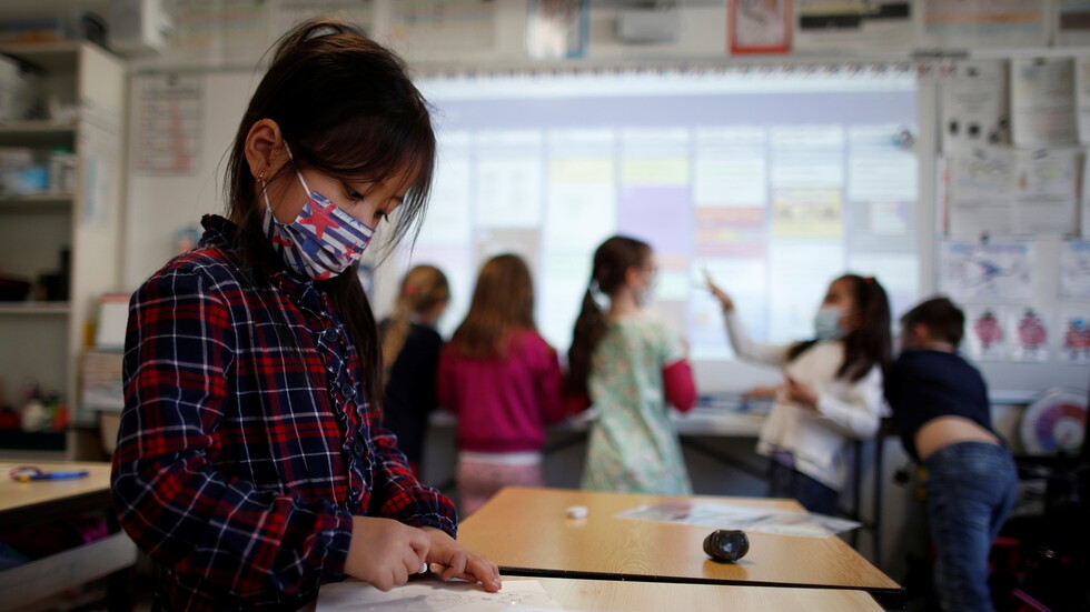 عمدة باريس تدعو إلى إغلاق المدارس لكبح جماح كورونا