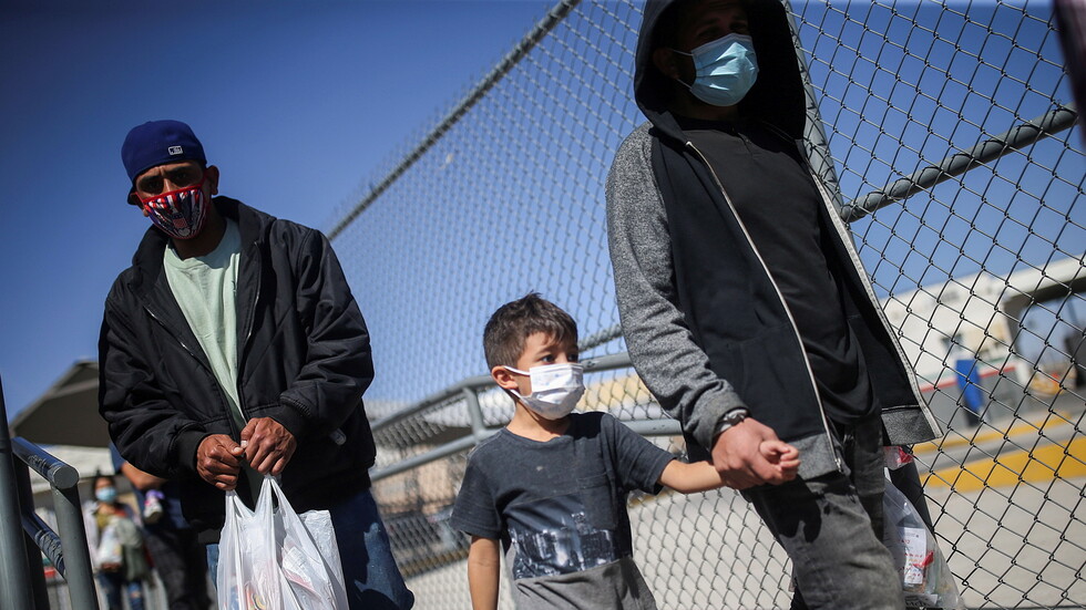 مسؤول أمريكي يتوقع أكثر من مليون مهاجر على الحدود مع المكسيك