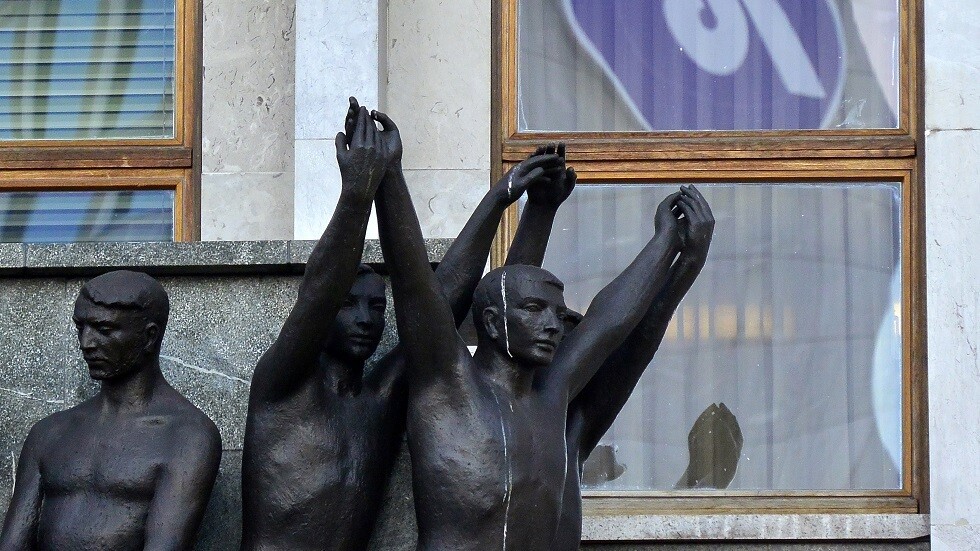 رجل يحمل منشارا حاول اقتحام مبنى البرلمان في سلوفينيا