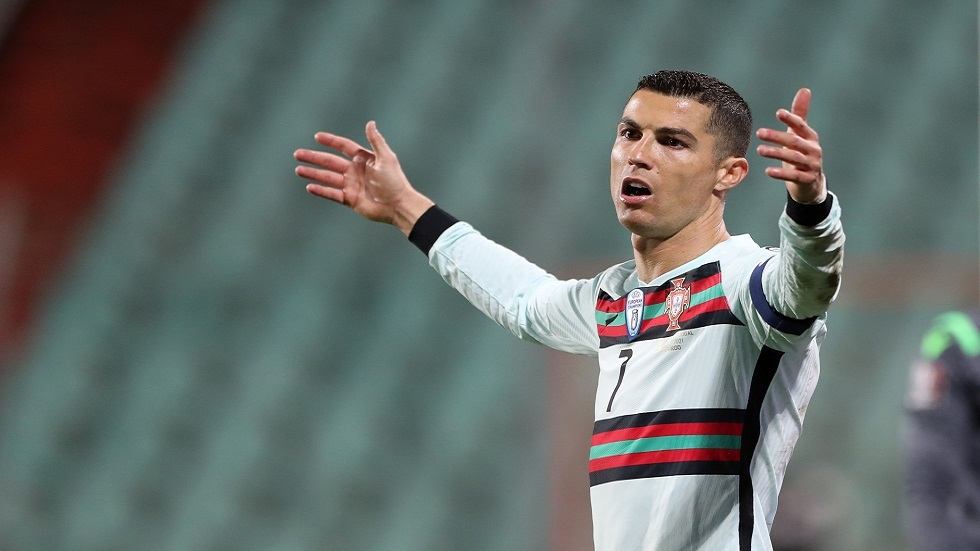 نجم مانشستر يونايتد "يسخر" من رونالدو (صورة)