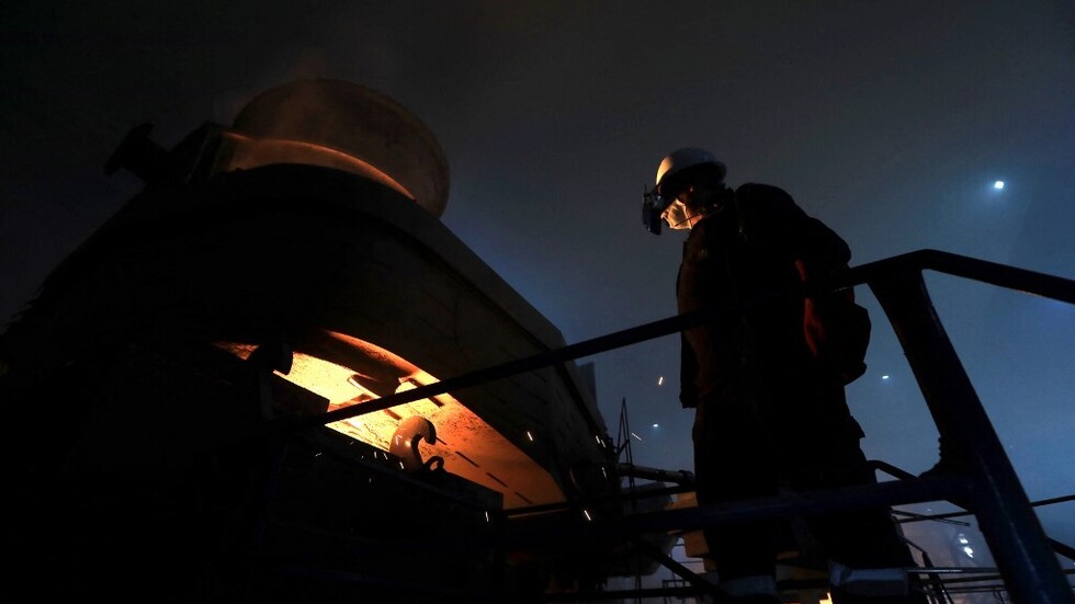 الصين.. رجل يلقي بنفسه في فرن لصهر الحديد إثر خسارته في البورصة