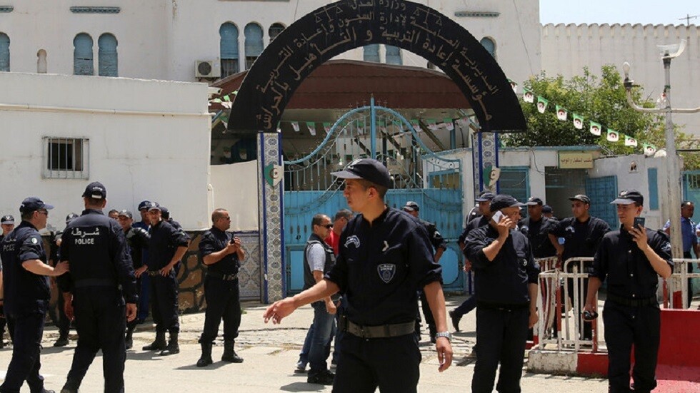 الجزائر.. القبض على لص اعتدى على قاصرات