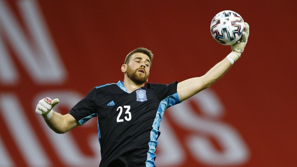 مشهد كوميدي.. حارس مرمى إسبانيا يهدي هدفا لدولة لا تعترف بها بلاده