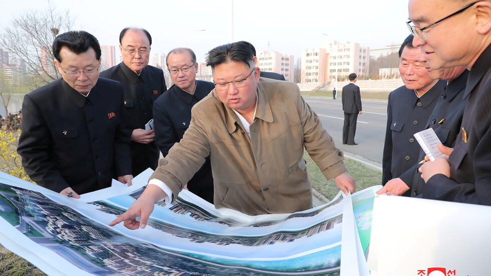 كيم يزور موقع بناء مشروع إسكاني طموح