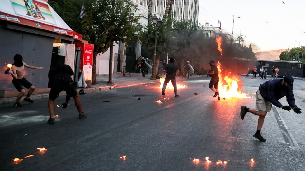 هجوم بقنابل نارية على مركز شرطة شرقي أثينا