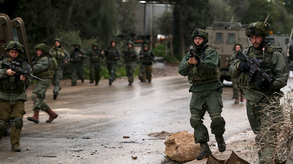 إسرائيل تشن حملة اعتقالات في الضفة تشمل قياديا في 