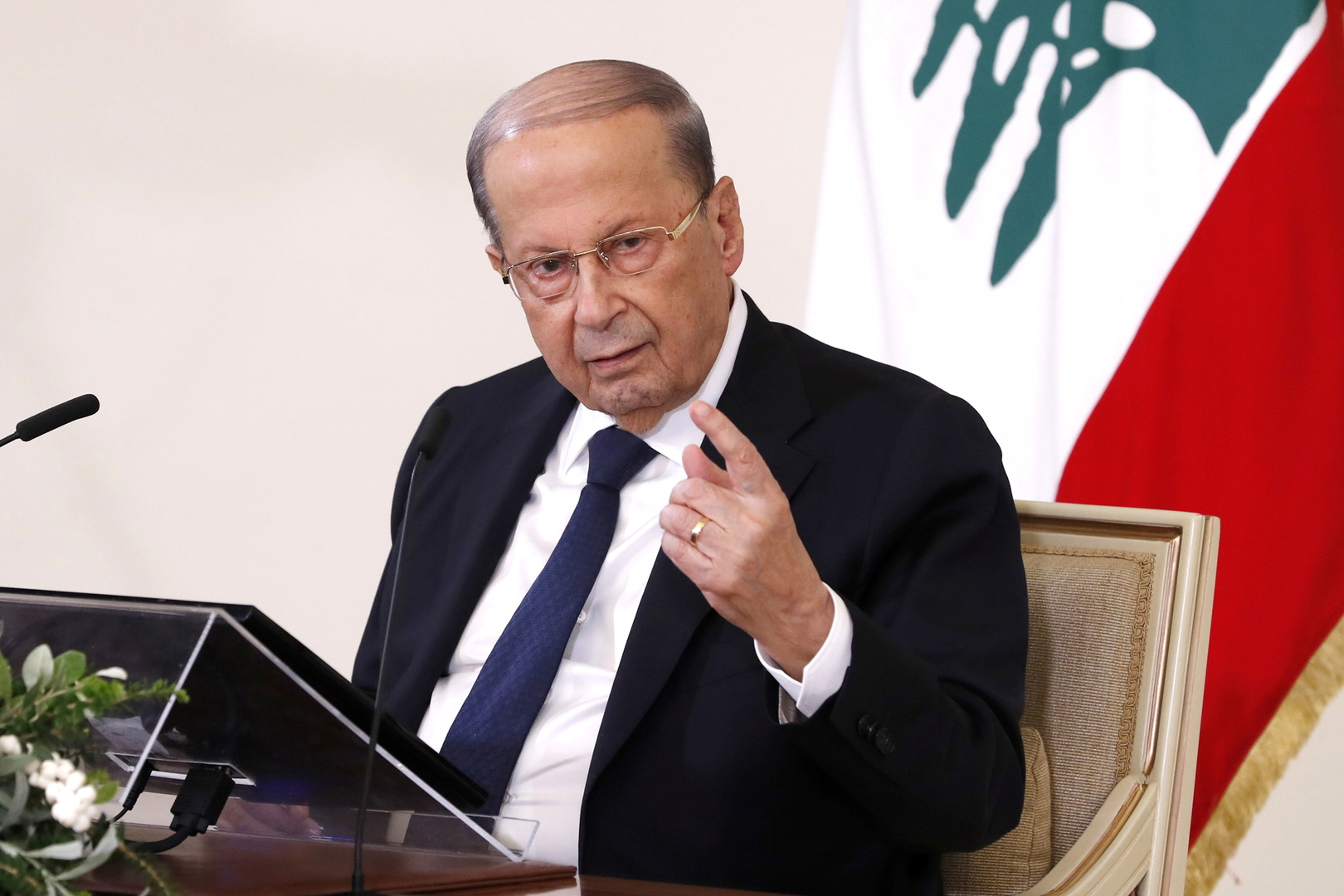 عون يطالب حاكم المصرف المركزي بتحديد سبب انهيار الليرة وإطلاع اللبنانيين