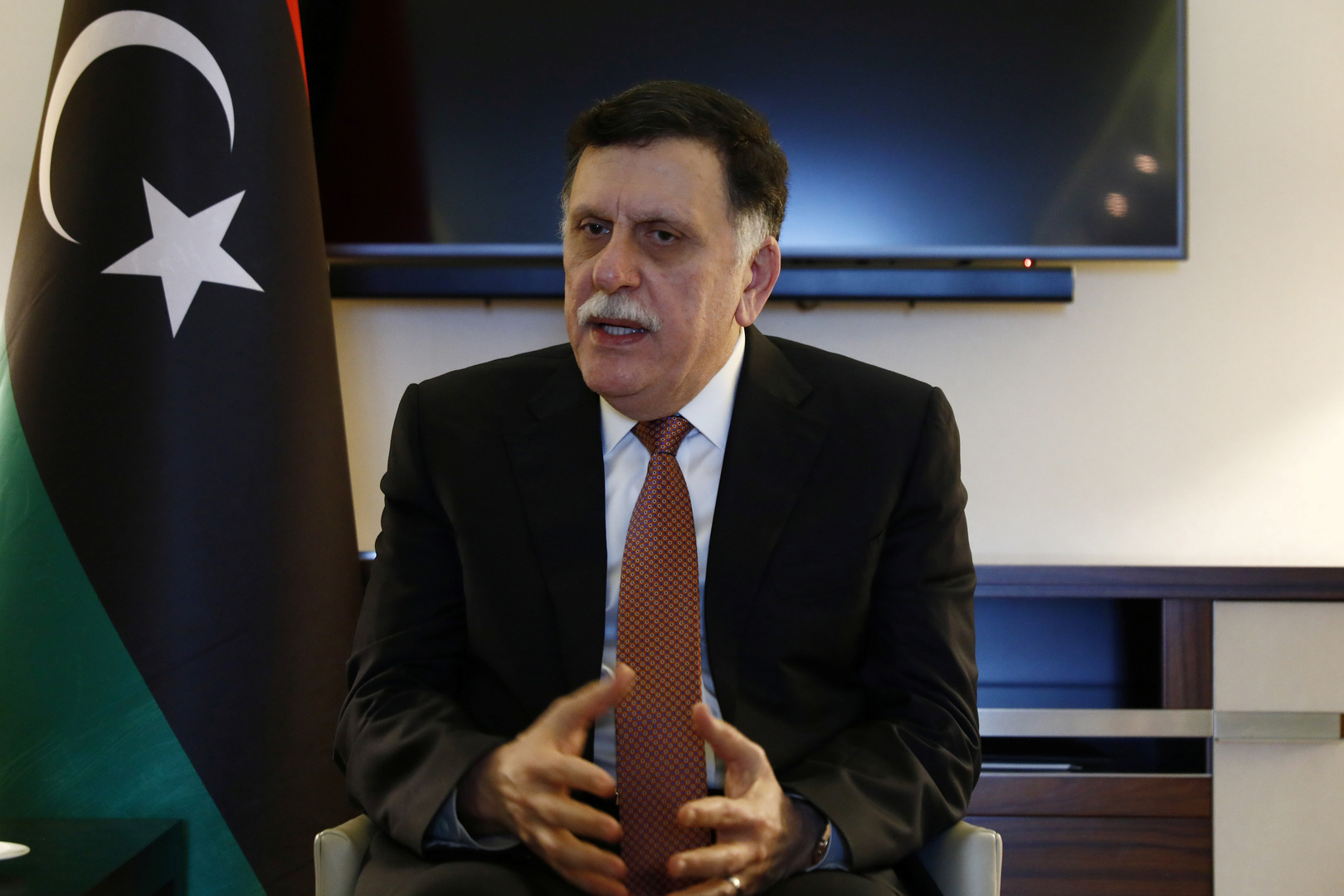 ليبيا.. السراج يطالب وزراءه بعدم التواصل مع قيادات الحوار الوطني