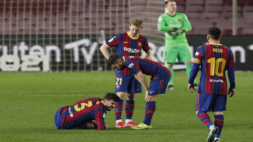 برشلونة يعلن طبيعة إصابة مدافعه بيكيه