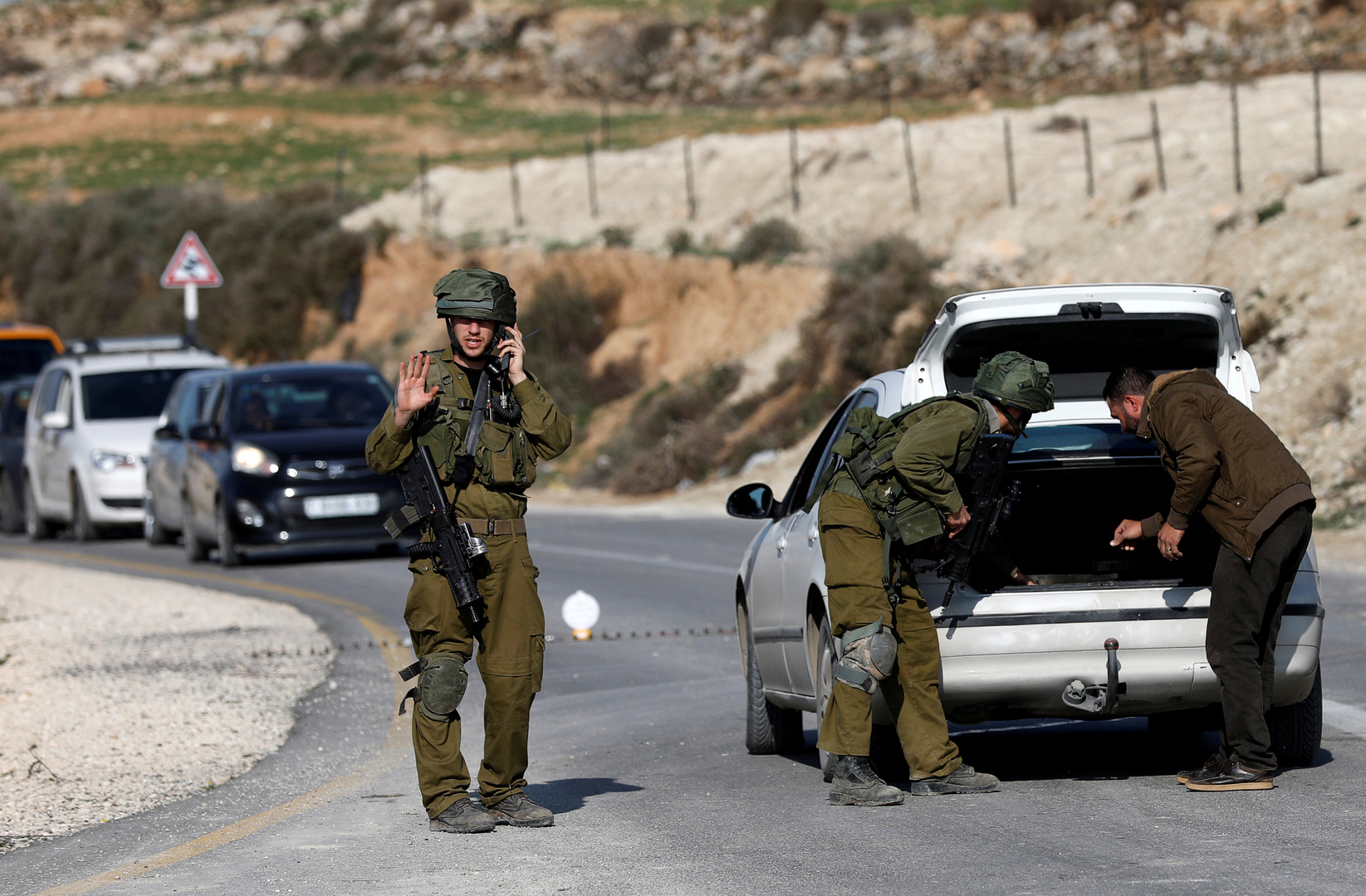 الجيش الإسرائيلي يطلق النار على فلسطيني بزعم طعنه أحد الجنود