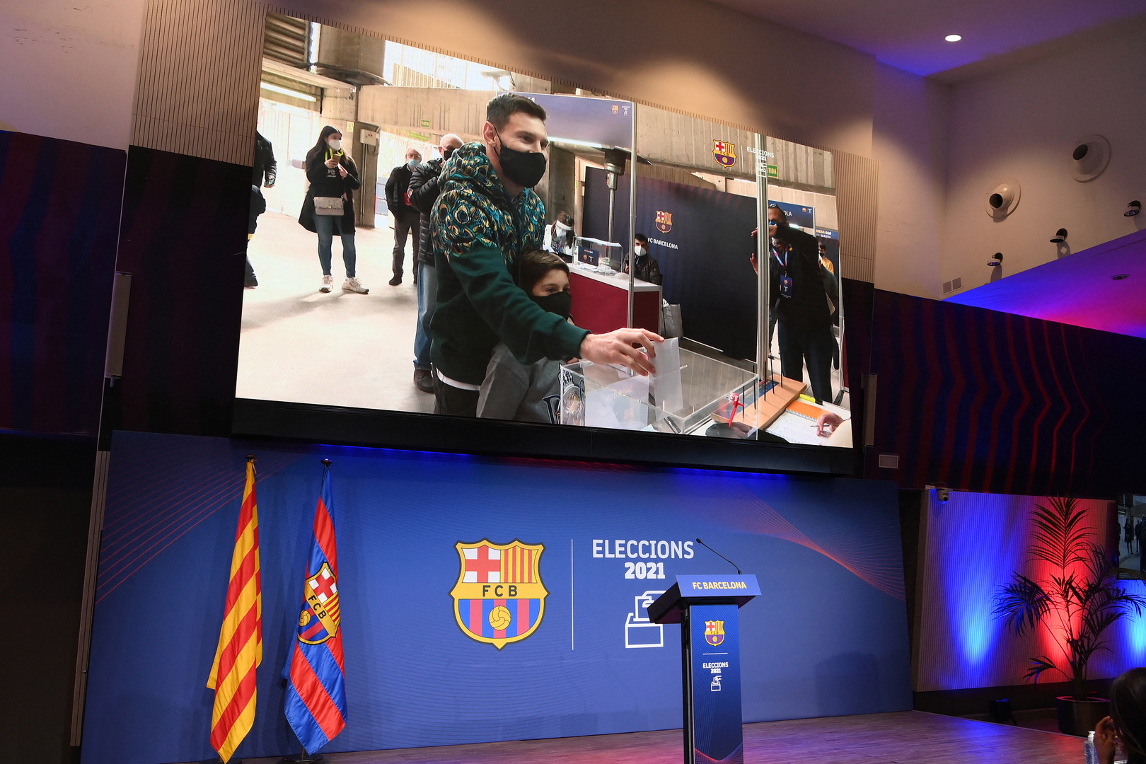 عرض مفاجئ من الرئيس الجديد لبرشلونة بشأن راتب ميسي