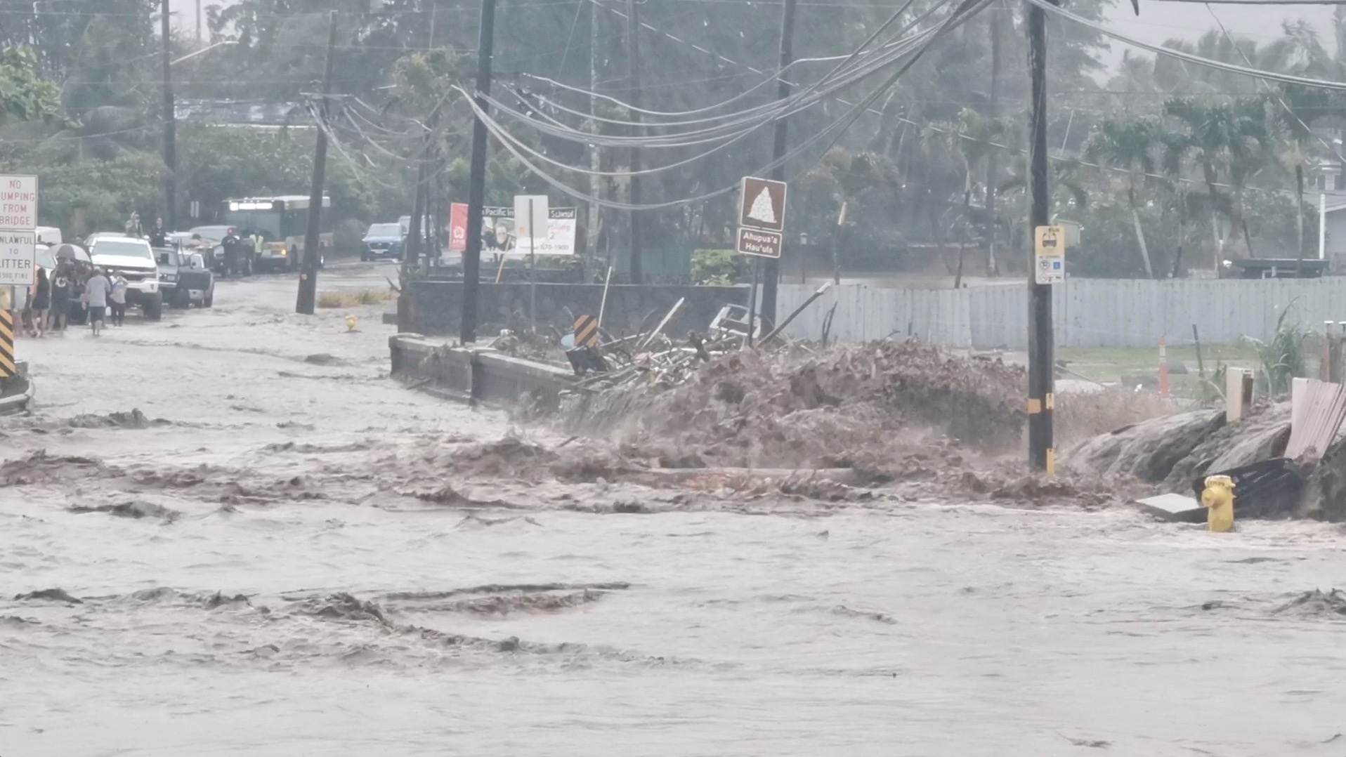 ولاية هاواي الأمريكية تعلن حالة الطوارئ بعد أن تسببت أمطار غزيرة في فيضانات (فيديو)