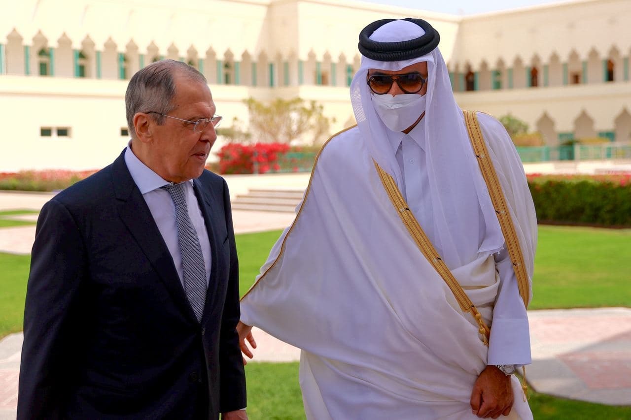 لافروف يجتمع في الدوحة مع أمير قطر ووزير خارجيتها