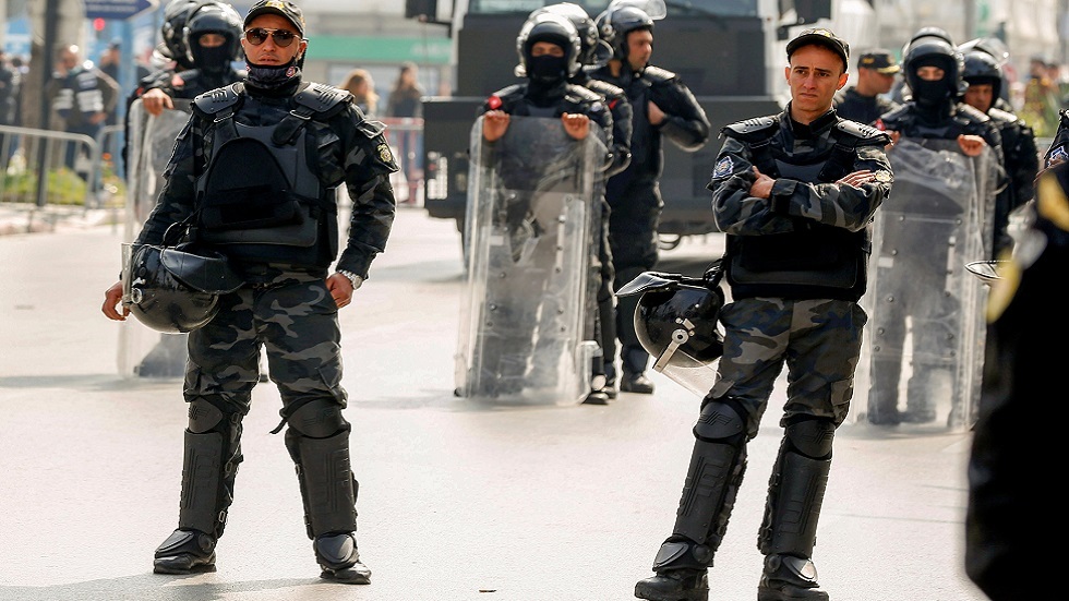 الشرطة تغلق شارعا في تونس العاصمة بعد فض اعتصام فيه