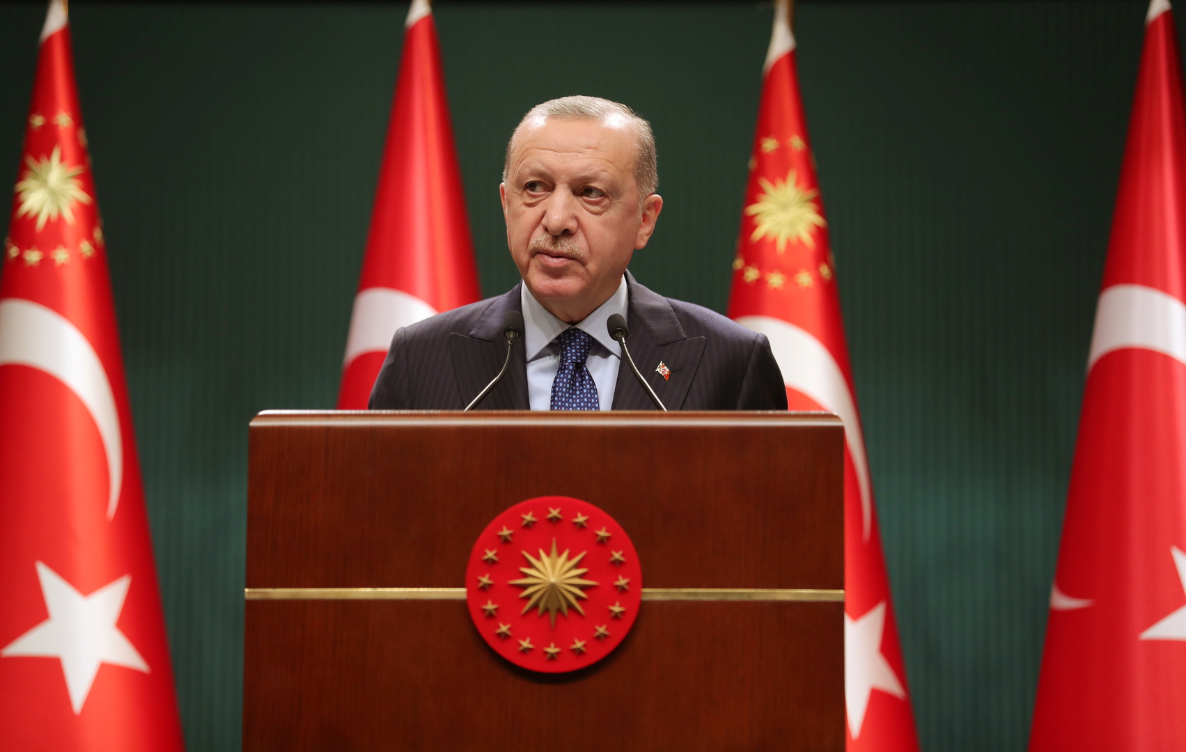داود أوغلو يدعو أردوغان لبيع الطائرات الرئاسية