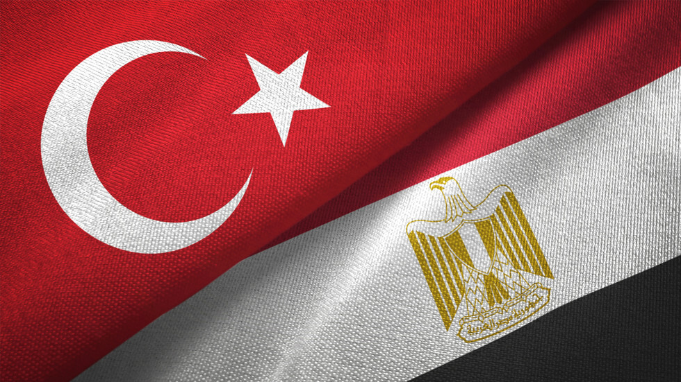 مصدر رسمي مصري: الارتقاء بمستوى العلاقة بين القاهرة وأنقرة يتطلب مراعاة الأطر القانونية والدبلوماسية