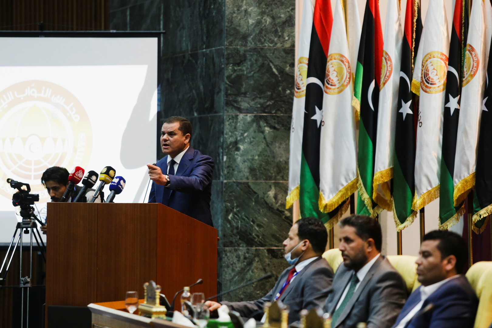 الحكومة الليبية تؤدي اليمين أمام مجلس النواب في طبرق بحضور عدد من السفراء