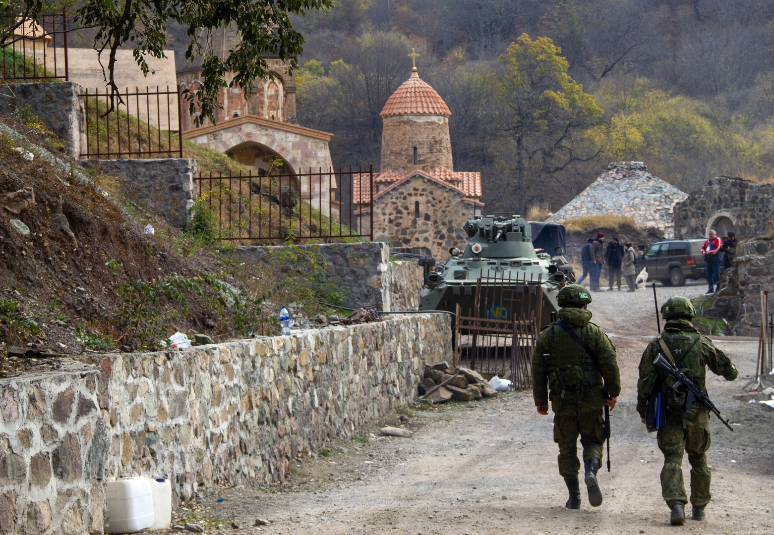 حجاج أرمن يزورون ديرين في أذربيجان بمرافقة العسكريين الروس