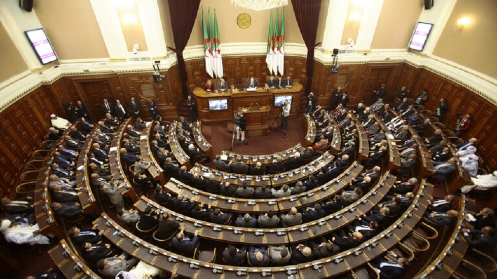 الرئيس الجزائري يخفض عدد مقاعد البرلمان