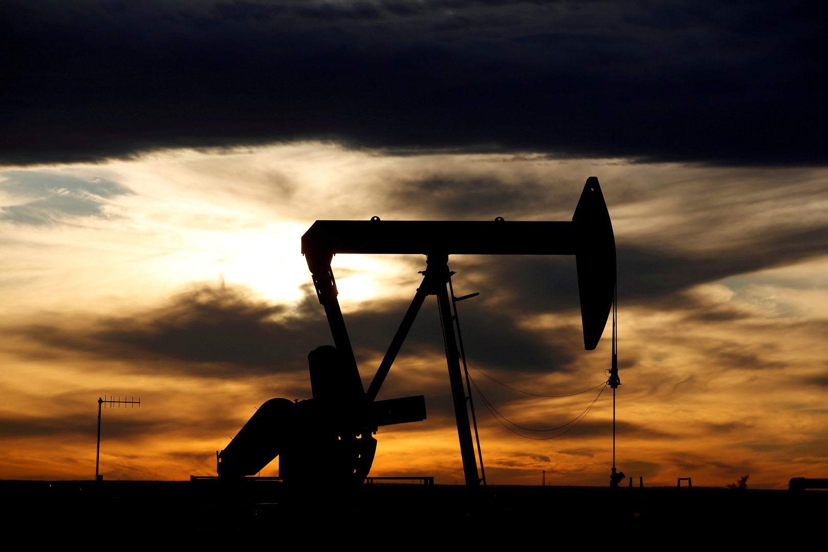 النفط يواصل خسائره بفعل ارتفاع المخزون الأمريكي