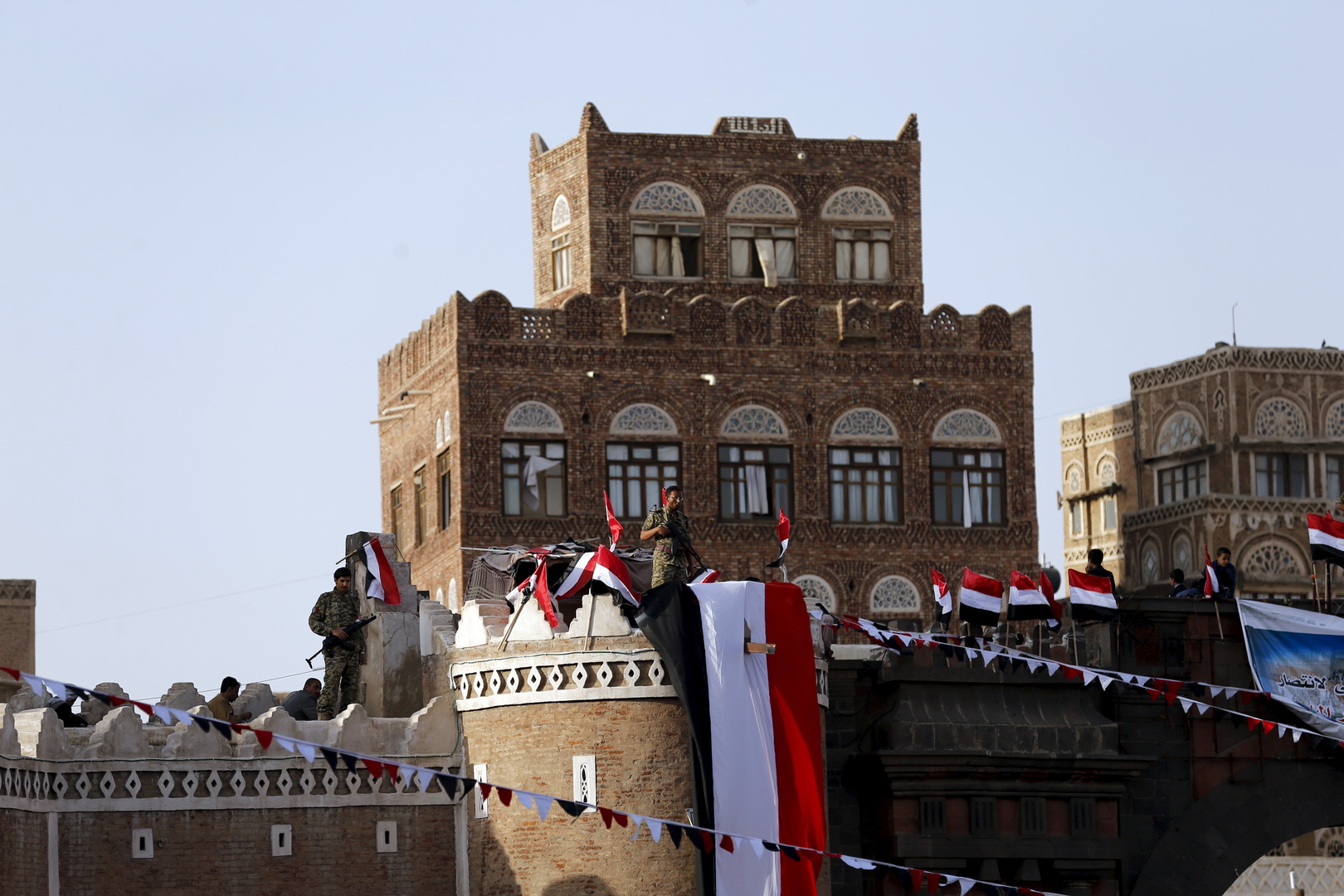 الحكومة اليمنية تدين محاولة اغتيال وزير الخدمة المدنية والتأمينات