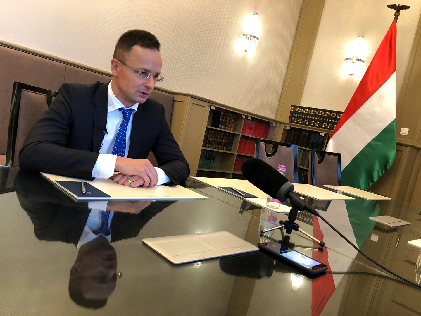 وزير خارجية هنغاريا يتلقى لقاح 