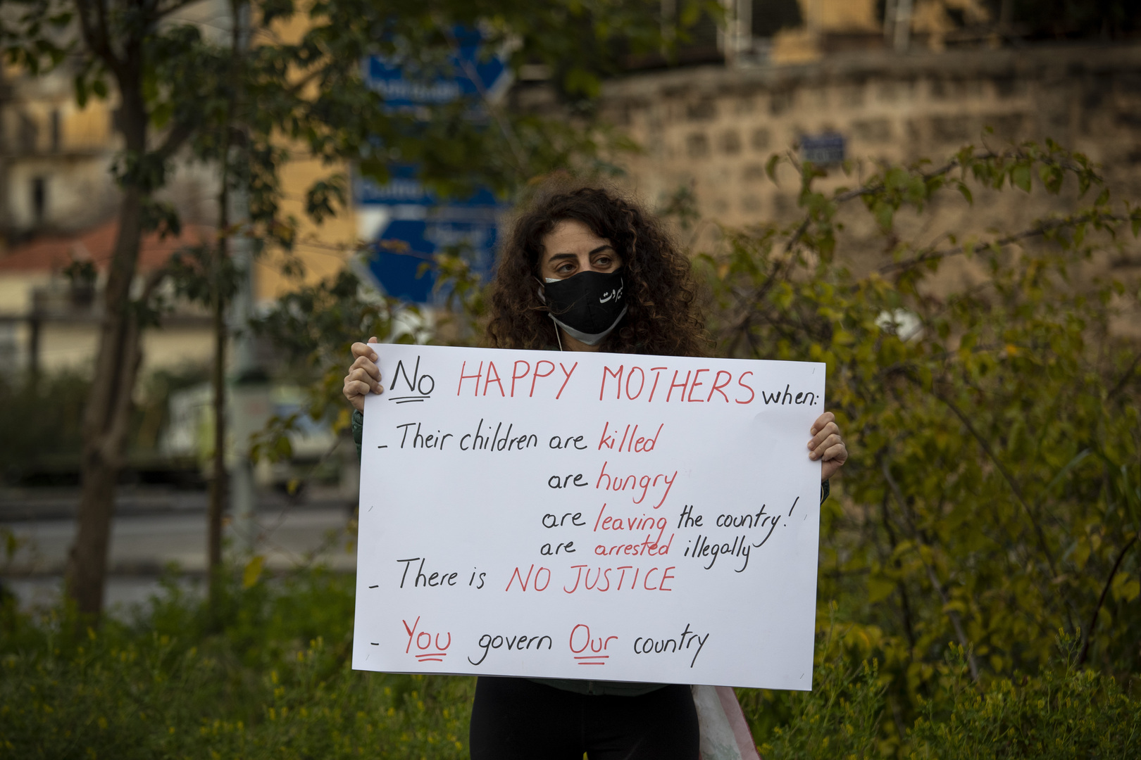 بمناسبة عيد الأم..نساء لبنانيات بينهن أمهات ضحايا انفجار المرفأ ينظمن مسيرة احتجاجية في بيروت (صور)